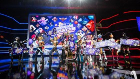 美食挑战：LPL选手挑战德国猪肘，JackeyLove直呼“顶不住”。